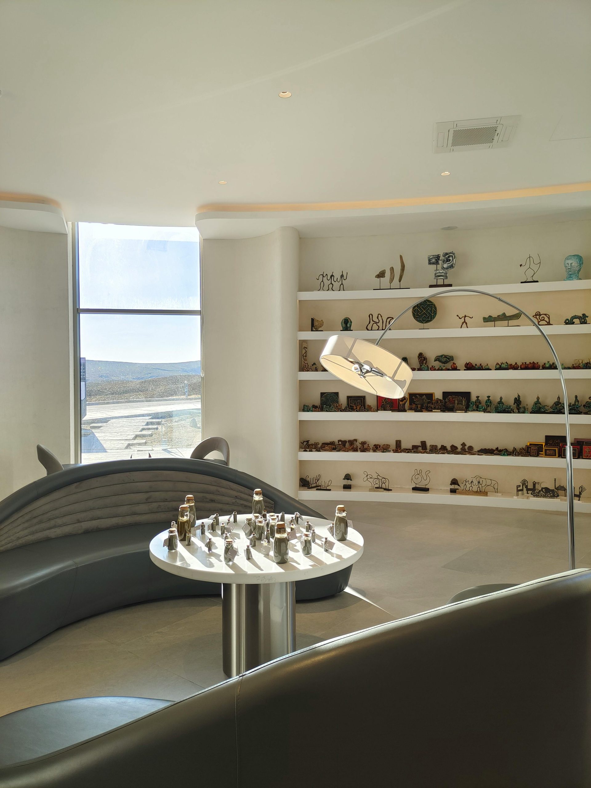 Divisórias que fazem mais: integrar acústica e design sem gastar fortunas